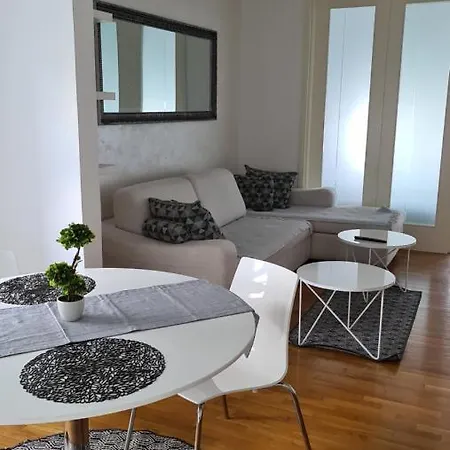Belville Delta Apartment, Free Parking Apartment *